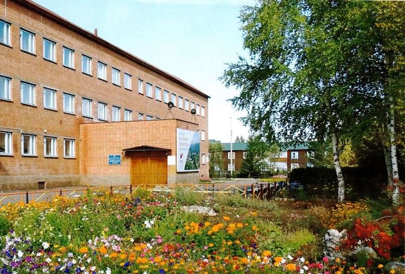Основной корпус школы.