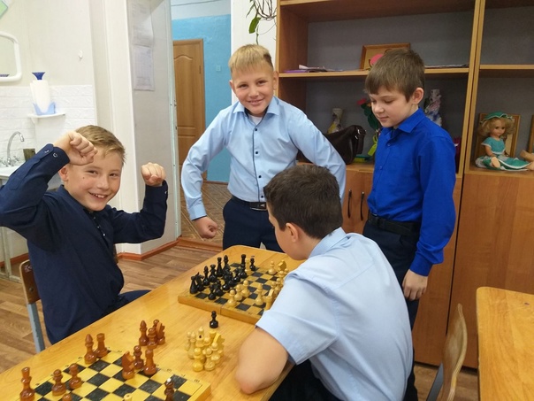Шахматный турнир в начальной школе, посвящённый Дню отца, завершился победой Александра Аганина.